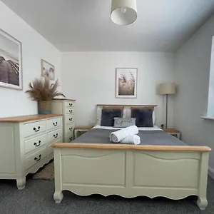 Apartment Waterfront - Entire 3 Bed, Barry